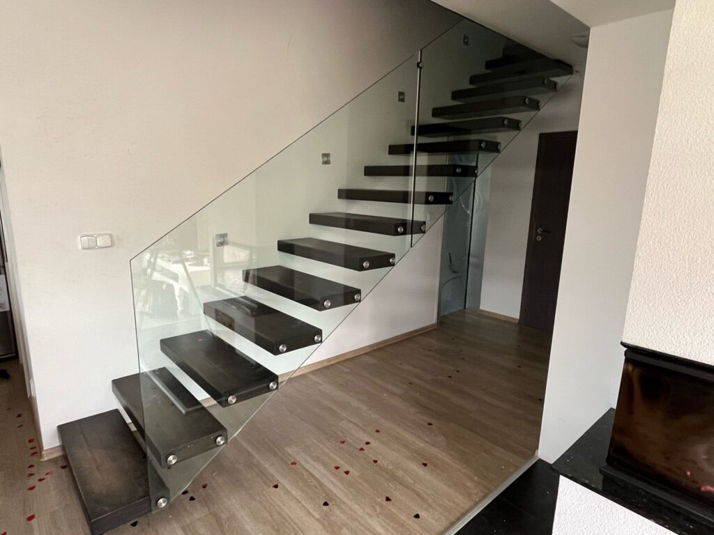 Celoskleněné schodišťové zábradlí s bodovým kotvením -neviditelná ochrana proti pádu