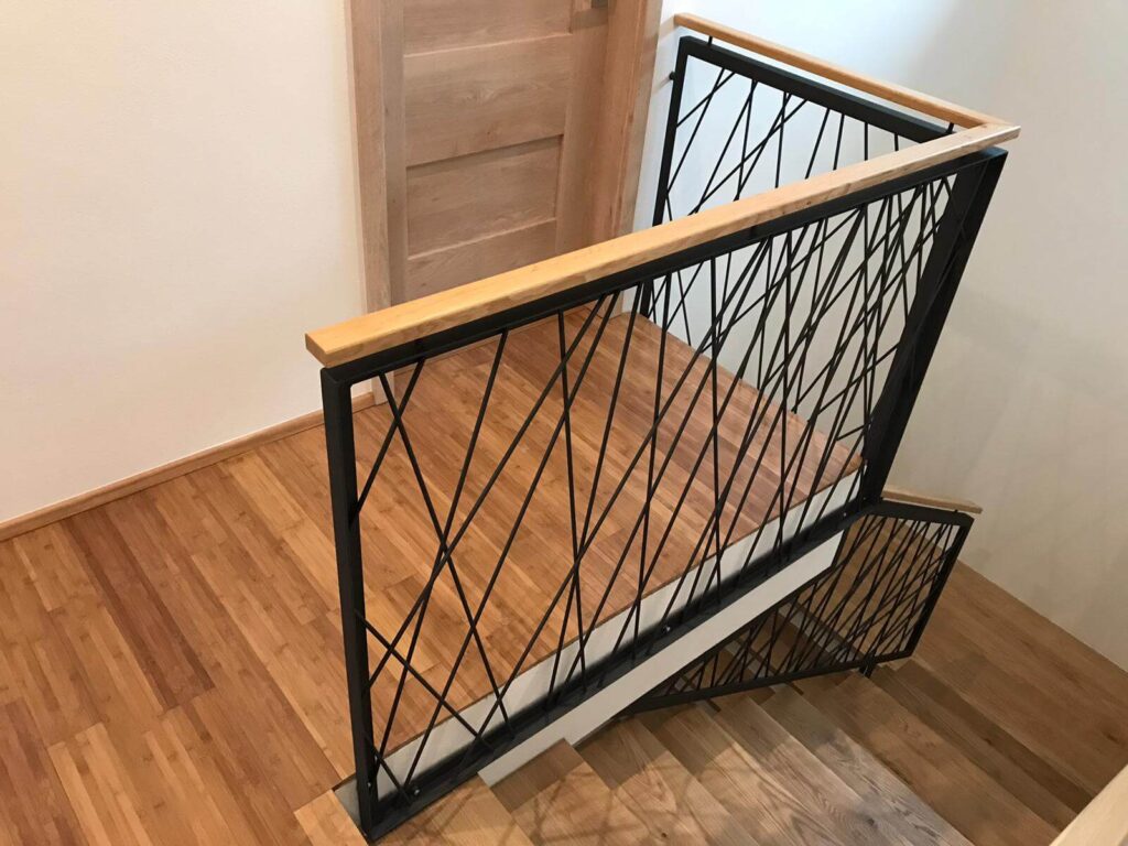 Interiérové ocelové zábradlí s diagonální výplní a dřevěným madlem(designové, pracné, dražší – ale hezké)