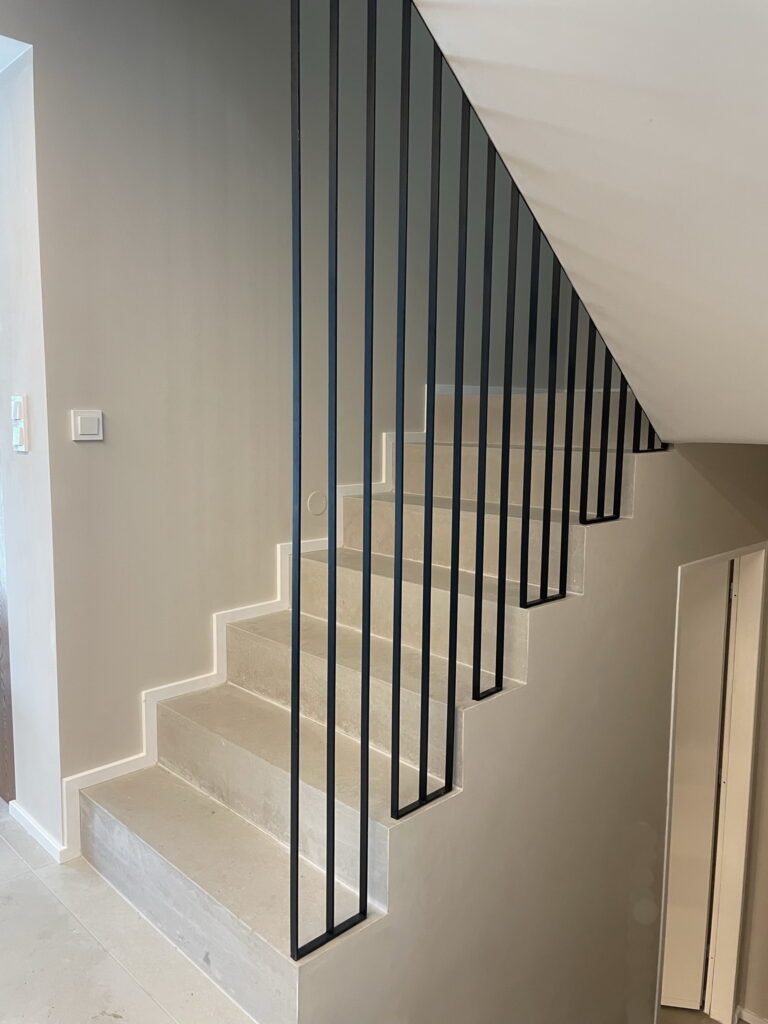 Interiérové schodištové ocelové zábradlí s vertikálními pruty