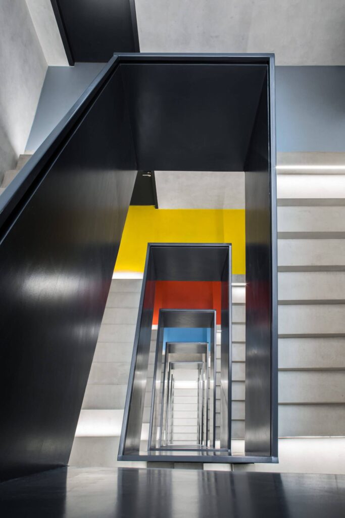 Interiérové schodišťové zábradlí z plných ocelových plechů. Tohle není zábradlí, co si hraje na lehkost.