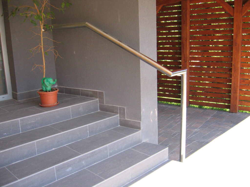 Samostatné nerezové schodišťové madlo – exteriér