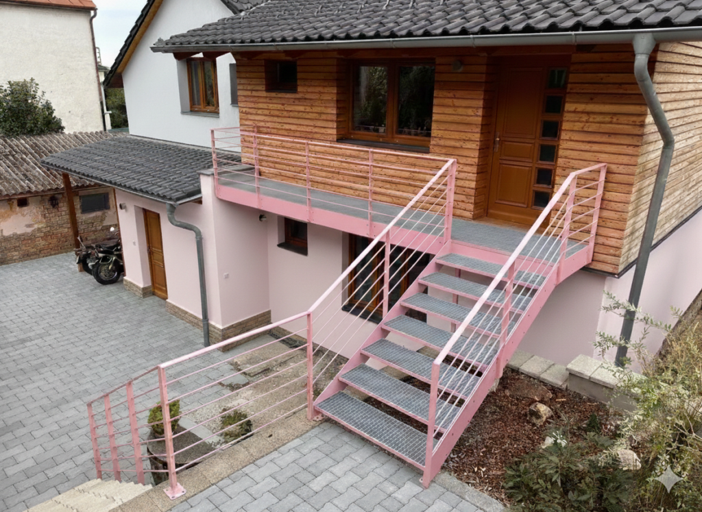 Venkovní ocelové schodiště s podestou a zábradlím – lakované (funkční konstrukce, barva je čistě o odvaze